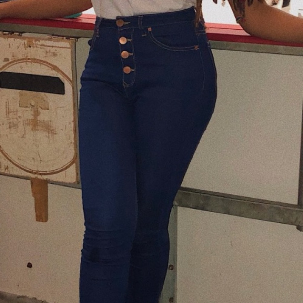 high-waisted no boundaries blue jeans w/4 buttons